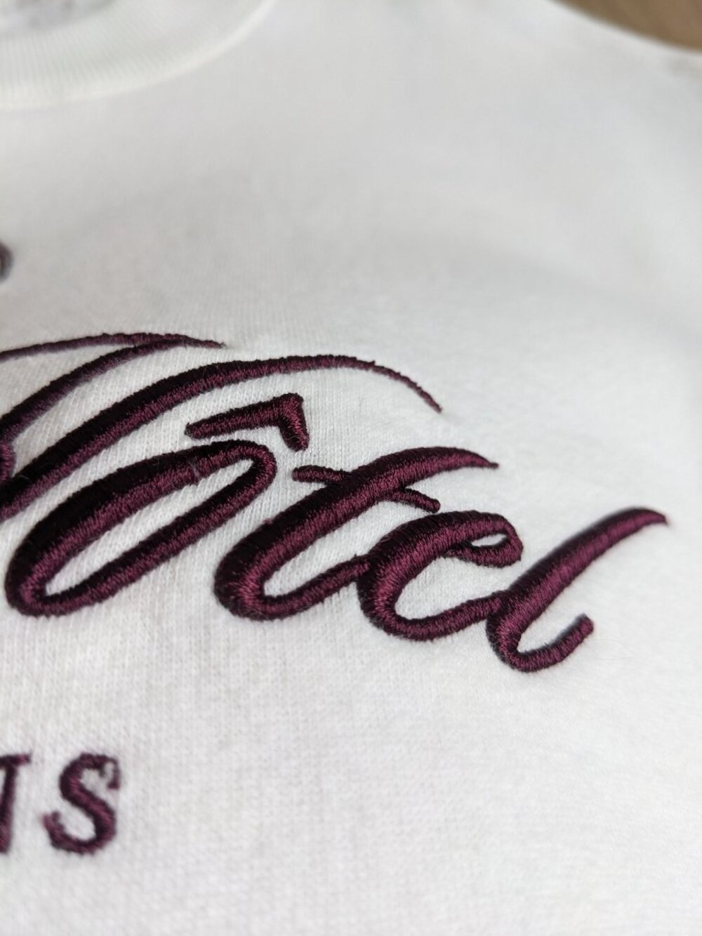 A&F White Cropped Sweatshirt with "Fleurs Hotel" Red Embroidered Vintage Crest - Picture 4 of 8